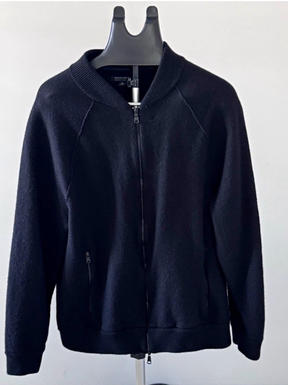 Banana Republic Men's Black Full Zip.
100% Italian Merino Wool